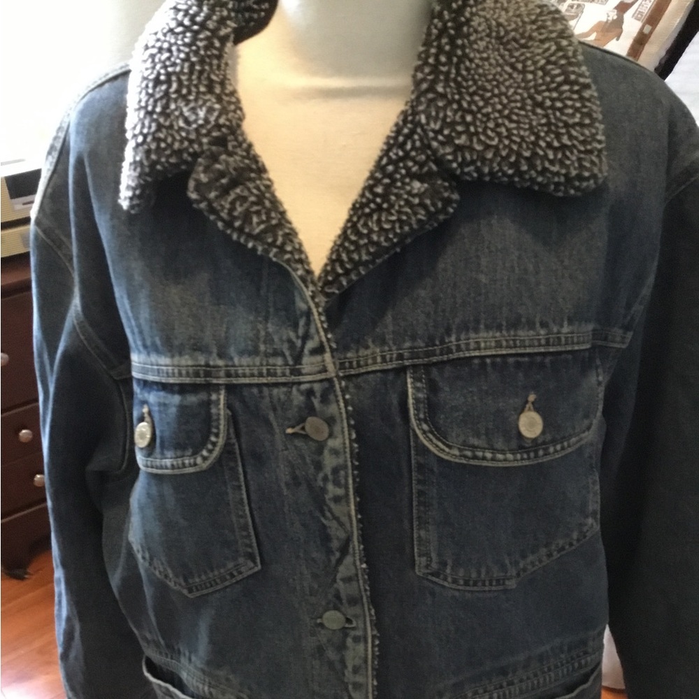 Jones Jean women classic jean winter jacket with faux white fur. Size 1X heavy